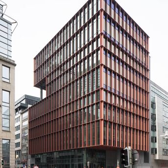 Fachada com janela de aluminio MasterLine 8 Alto Isolamento, que oferecem elevados níveis de isolamento térmico