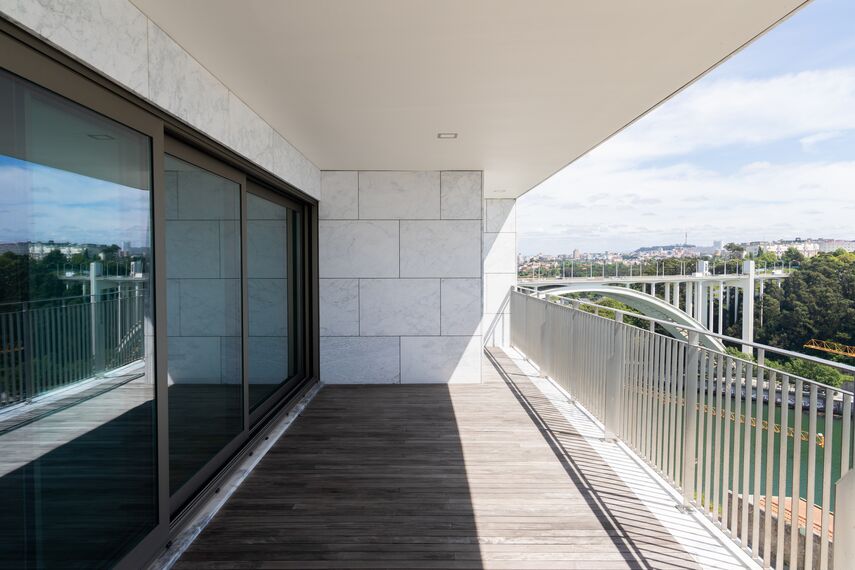 ConceptSystem 77 Janelas - Panorâmico Nascente e Panorâmico Poente localizado em Porto, Portugal