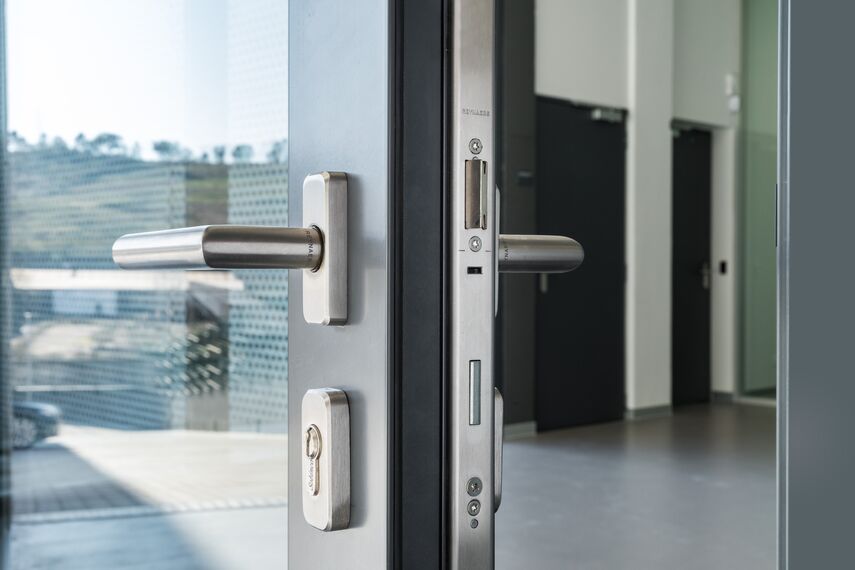 MasterLine 8 Portas, ConceptSystem 77 Portas, SlimLine 38 Janelas, CS 77 Fire Proof Janelas e SlimLine 38 Ferro Janelas - Bluepharma - Nova Unidade Industrial de Coimbra localizado em Coimbra, Portugal