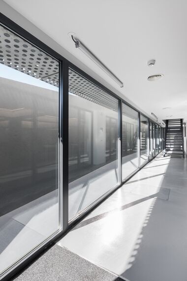 MasterLine 8 Portas, ConceptSystem 77 Portas, SlimLine 38 Janelas, CS 77 Fire Proof Janelas e SlimLine 38 Ferro Janelas - Bluepharma - Nova Unidade Industrial de Coimbra localizado em Coimbra, Portugal