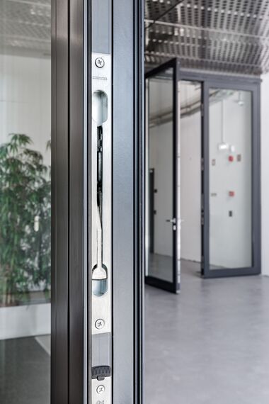 MasterLine 8 Portas, ConceptSystem 77 Portas, SlimLine 38 Janelas, CS 77 Fire Proof Janelas e SlimLine 38 Ferro Janelas - Bluepharma - Nova Unidade Industrial de Coimbra localizado em Coimbra, Portugal