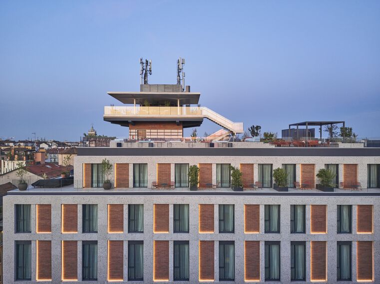 ConceptWall 50 Fachadas, MasterLine 8 Portas, SlimLine 38 Janelas e MasterLine 8 Balcony Door Portas - 21 House of Stories Navigli localizado em Milan, Itália