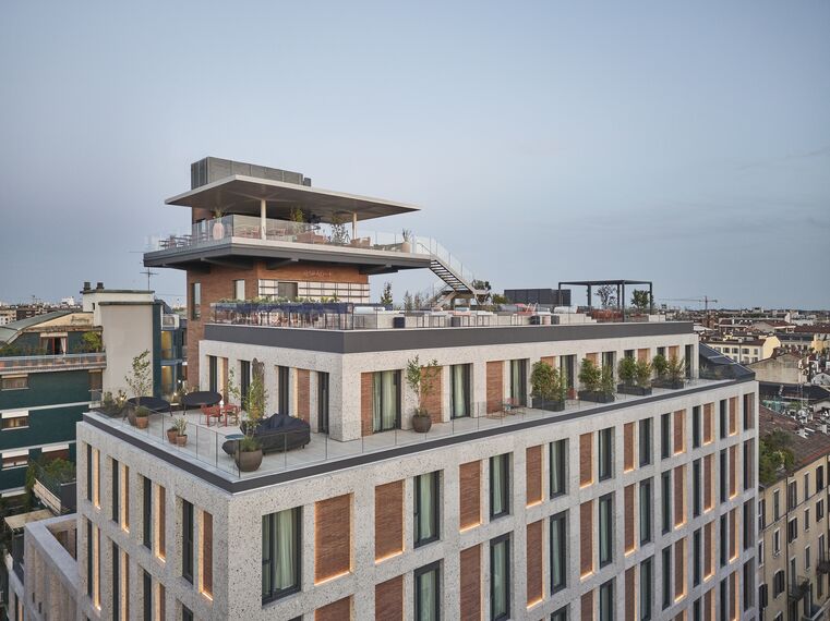 ConceptWall 50 Fachadas, MasterLine 8 Portas, SlimLine 38 Janelas e MasterLine 8 Balcony Door Portas - 21 House of Stories Navigli localizado em Milan, Itália