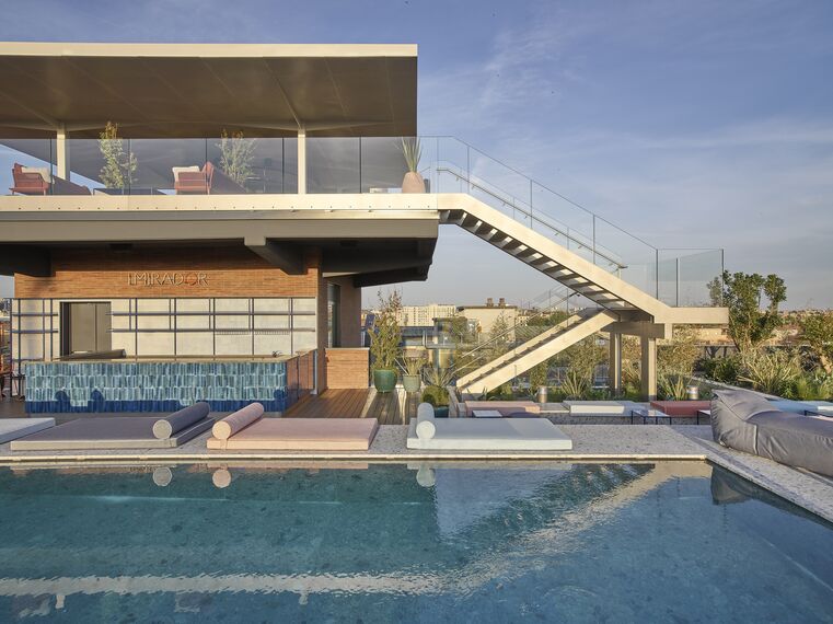 ConceptWall 50 Fachadas, MasterLine 8 Portas, SlimLine 38 Janelas e MasterLine 8 Balcony Door Portas - 21 House of Stories Navigli localizado em Milan, Itália