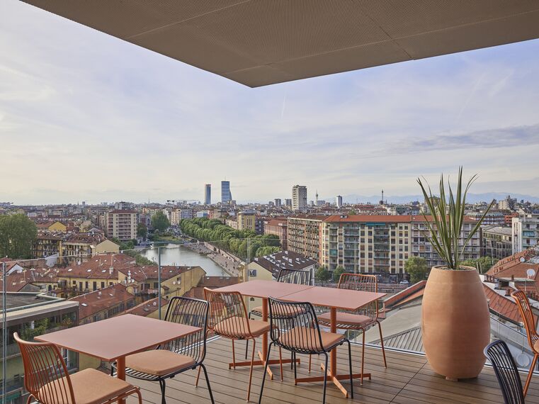 ConceptWall 50 Fachadas, MasterLine 8 Portas, SlimLine 38 Janelas e MasterLine 8 Balcony Door Portas - 21 House of Stories Navigli localizado em Milan, Itália