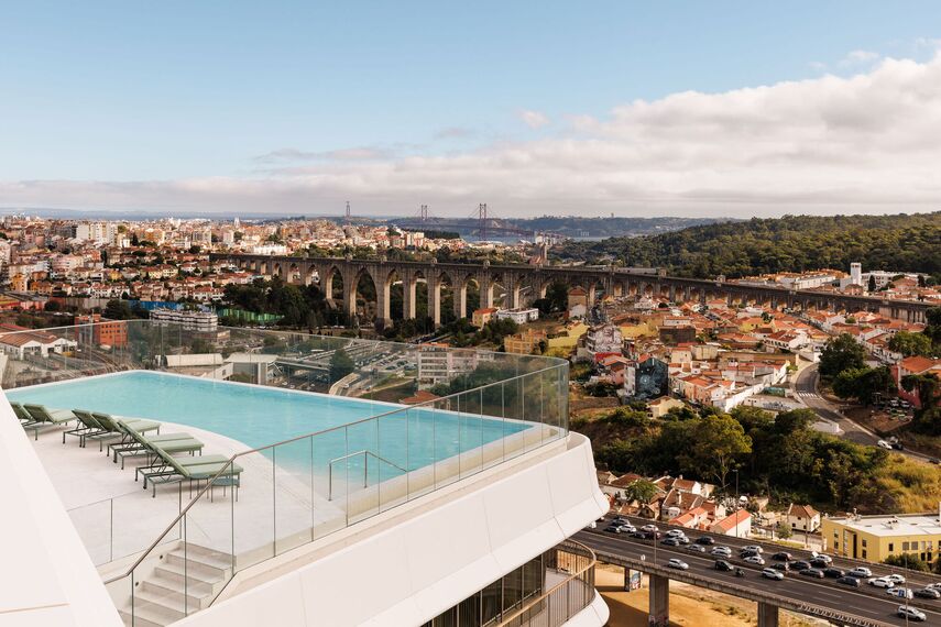 ConceptWall 60 Fachadas, ConceptSystem 77 Portas e CW 60 Hidden Vent Fachadas - Infinity localizado em Lisbon, Portugal