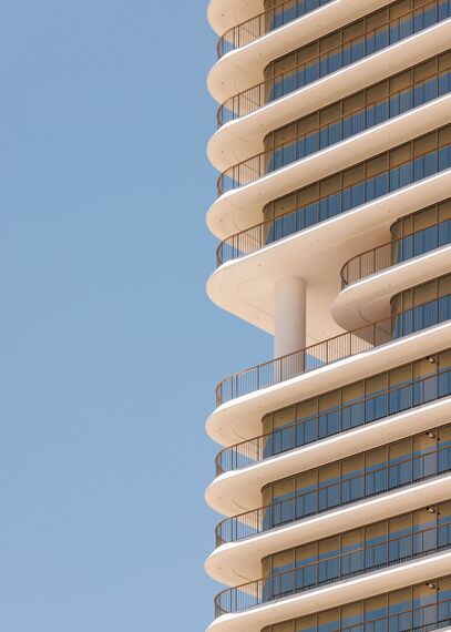 ConceptWall 60 Fachadas, ConceptSystem 77 Portas e CW 60 Hidden Vent Fachadas - Infinity localizado em Lisbon, Portugal