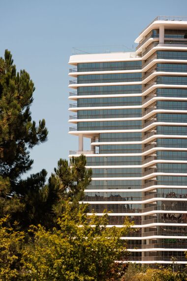 ConceptWall 60 Fachadas, ConceptSystem 77 Portas e CW 60 Hidden Vent Fachadas - Infinity localizado em Lisbon, Portugal