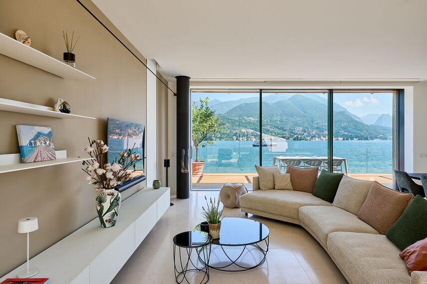 SlimLine 38 Janelas, MasterLine 8 Portas, HiFinity Correr e Harmónio, SlimPatio 68 Correr e Harmónio e MasterLine 8 Panel Door Portas - Villa Garda Lake localizado em Brescia, Itália