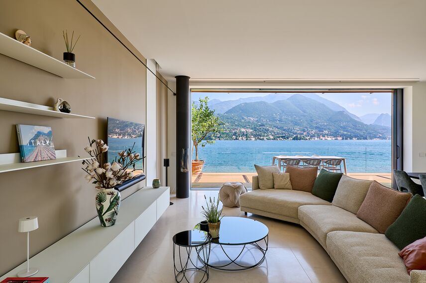 SlimLine 38 Janelas, MasterLine 8 Portas, HiFinity Correr e Harmónio, SlimPatio 68 Correr e Harmónio e MasterLine 8 Panel Door Portas - Villa Garda Lake localizado em Brescia, Itália