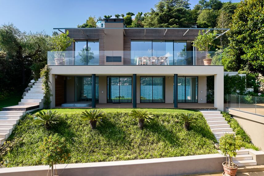 SlimLine 38 Janelas, MasterLine 8 Portas, HiFinity Correr e Harmónio, SlimPatio 68 Correr e Harmónio e MasterLine 8 Panel Door Portas - Villa Garda Lake localizado em Brescia, Itália