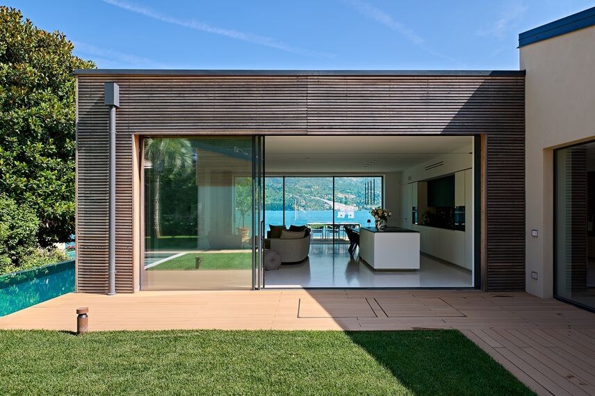 SlimLine 38 Janelas, MasterLine 8 Portas, HiFinity Correr e Harmónio, SlimPatio 68 Correr e Harmónio e MasterLine 8 Panel Door Portas - Villa Garda Lake localizado em Brescia, Itália