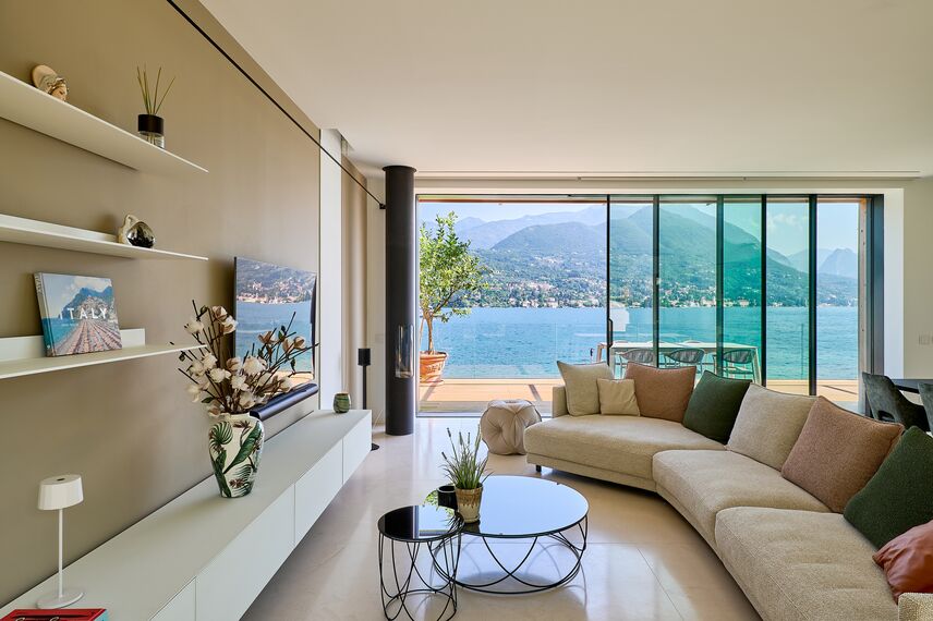 SlimLine 38 Janelas, MasterLine 8 Portas, HiFinity Correr e Harmónio, SlimPatio 68 Correr e Harmónio e MasterLine 8 Panel Door Portas - Villa Garda Lake localizado em Brescia, Itália