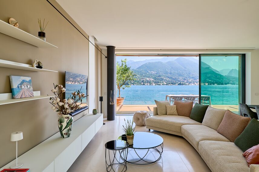 SlimLine 38 Janelas, MasterLine 8 Portas, HiFinity Correr e Harmónio, SlimPatio 68 Correr e Harmónio e MasterLine 8 Panel Door Portas - Villa Garda Lake localizado em Brescia, Itália