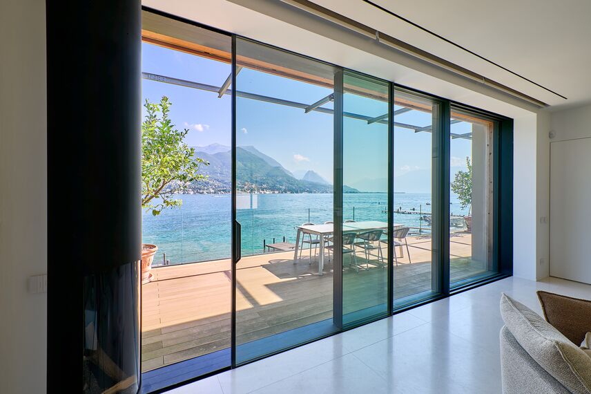 SlimLine 38 Janelas, MasterLine 8 Portas, HiFinity Correr e Harmónio, SlimPatio 68 Correr e Harmónio e MasterLine 8 Panel Door Portas - Villa Garda Lake localizado em Brescia, Itália