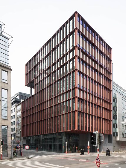 Fachada com janela de aluminio MasterLine 8 Alto Isolamento, que oferecem elevados níveis de isolamento térmico