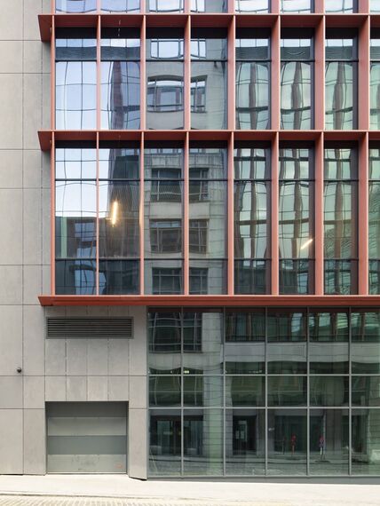 Fachada com janela de aluminio MasterLine 8 Alto Isolamento, que oferecem elevados níveis de isolamento térmico