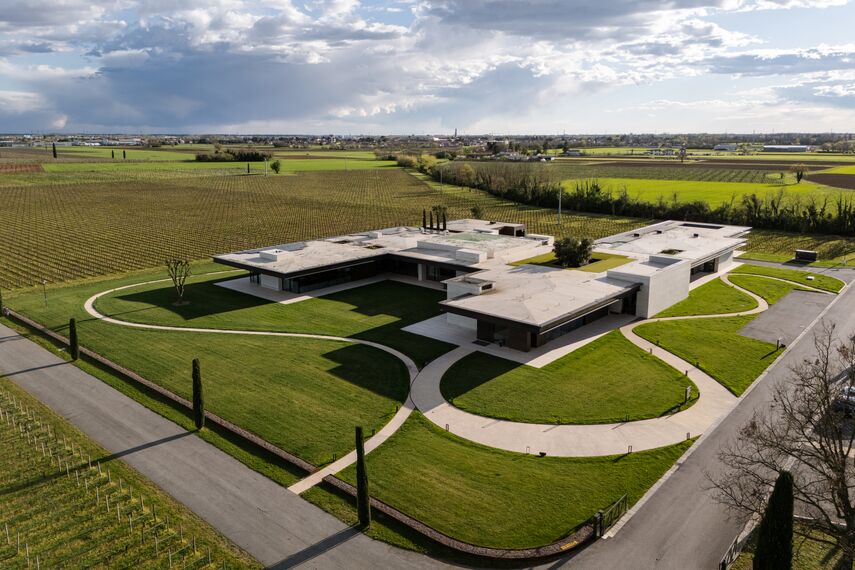 HiFinity Correr e Harmónio e ConceptPatio 155 Correr e Harmónio - Cantine Vie di Romans localizado em Gorizia, Itália