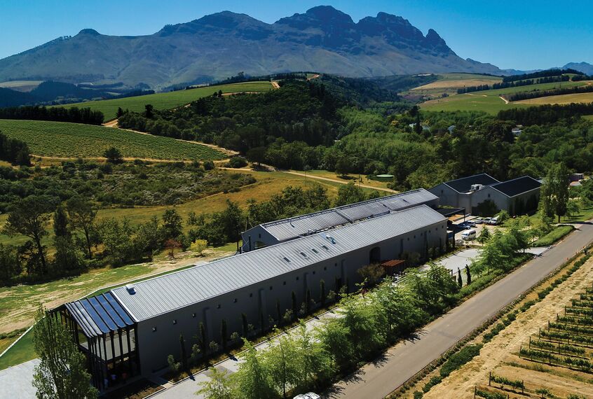 ConceptSystem 68 Janelas e ConceptFolding 77 Correr e Harmónio - Recreation/Entertainment centre Quoin Rock Wine Estate localizado em Stellenbosch, África do Sul