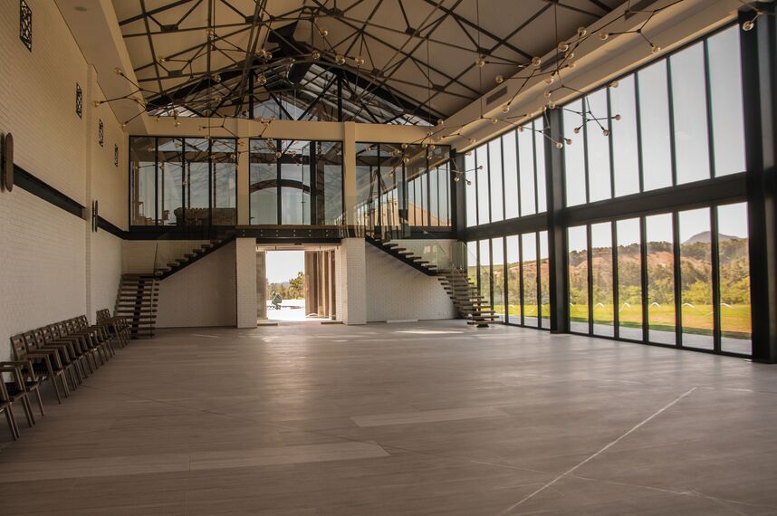 ConceptSystem 68 Janelas e ConceptFolding 77 Correr e Harmónio - Recreation/Entertainment centre Quoin Rock Wine Estate localizado em Stellenbosch, África do Sul