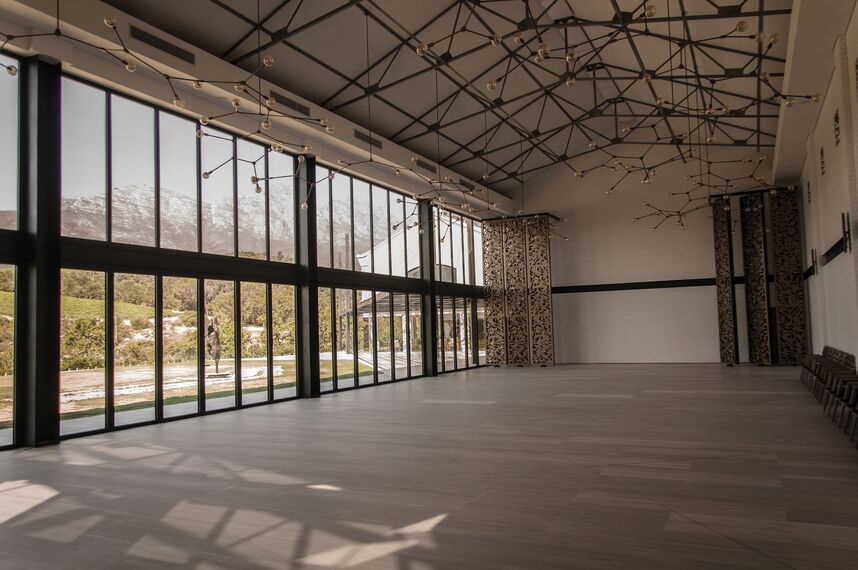 ConceptSystem 68 Janelas e ConceptFolding 77 Correr e Harmónio - Recreation/Entertainment centre Quoin Rock Wine Estate localizado em Stellenbosch, África do Sul