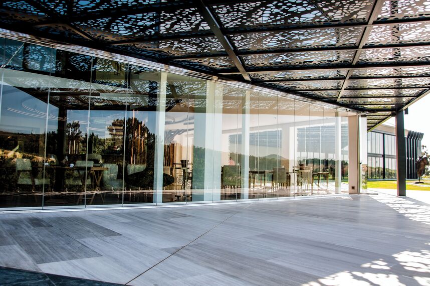 ConceptSystem 68 Janelas e ConceptFolding 77 Correr e Harmónio - Recreation/Entertainment centre Quoin Rock Wine Estate localizado em Stellenbosch, África do Sul