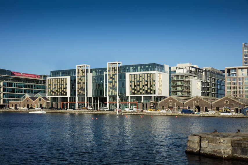 ConceptWall 50 Fachadas e ConceptSystem 77 Portas - The Reflector localizado em Dublin, Irlanda