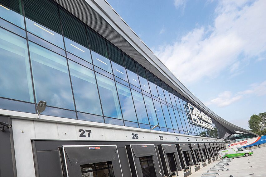 ConceptFolding 77 Correr e Harmónio e ConceptWall 50 Fachadas - Warehouse DC New Logic III localizado em Tilburg, nos Países Baixos