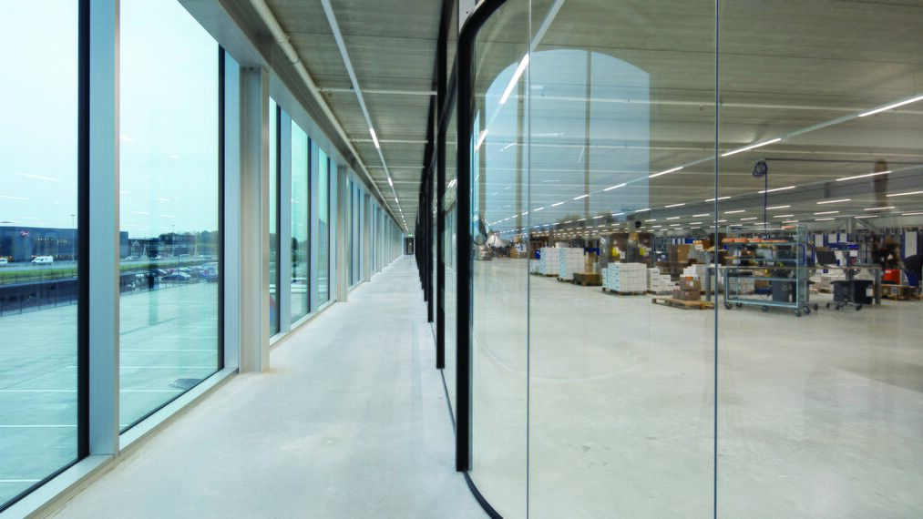 ConceptFolding 77 Correr e Harmónio e ConceptWall 50 Fachadas - Warehouse DC New Logic III localizado em Tilburg, nos Países Baixos