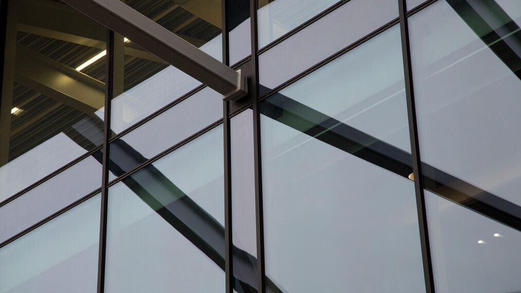 ConceptFolding 77 Correr e Harmónio e ConceptWall 50 Fachadas - Warehouse DC New Logic III localizado em Tilburg, nos Países Baixos