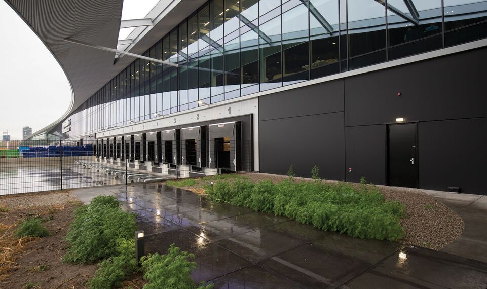 ConceptFolding 77 Correr e Harmónio e ConceptWall 50 Fachadas - Warehouse DC New Logic III localizado em Tilburg, nos Países Baixos