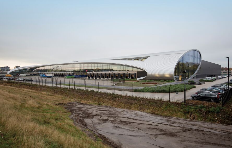 ConceptFolding 77 Correr e Harmónio e ConceptWall 50 Fachadas - Warehouse DC New Logic III localizado em Tilburg, nos Países Baixos