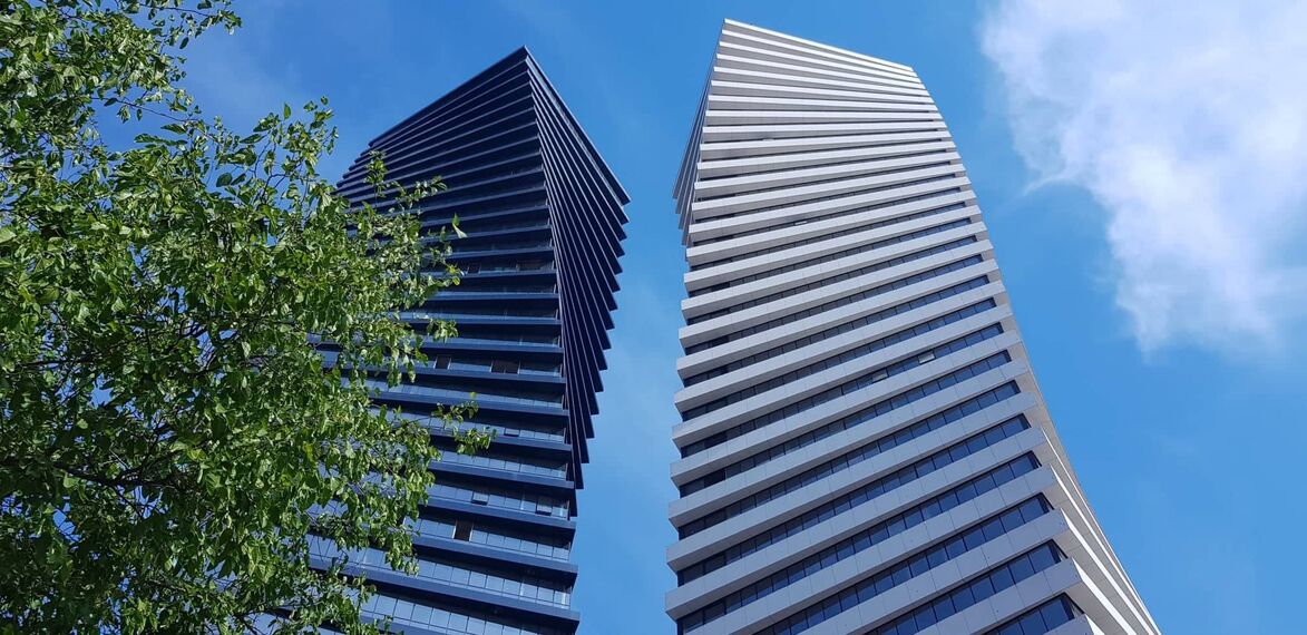 ConceptWall 50 Fachadas, ConceptSystem 77 Portas e ConceptSystem 77 Janelas - Complexo de apartmentos Axis Towers localizado em Tbilisi, Geórgia