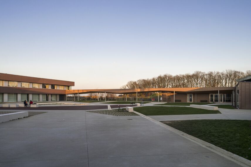 TS 68 Janelas, CW 50 Standard Fachadas, CW 50 Fachadas e CD 68 Portas - School Lycée Brito Bain de Bretagne localizado em Bain-de-Bretagne, França