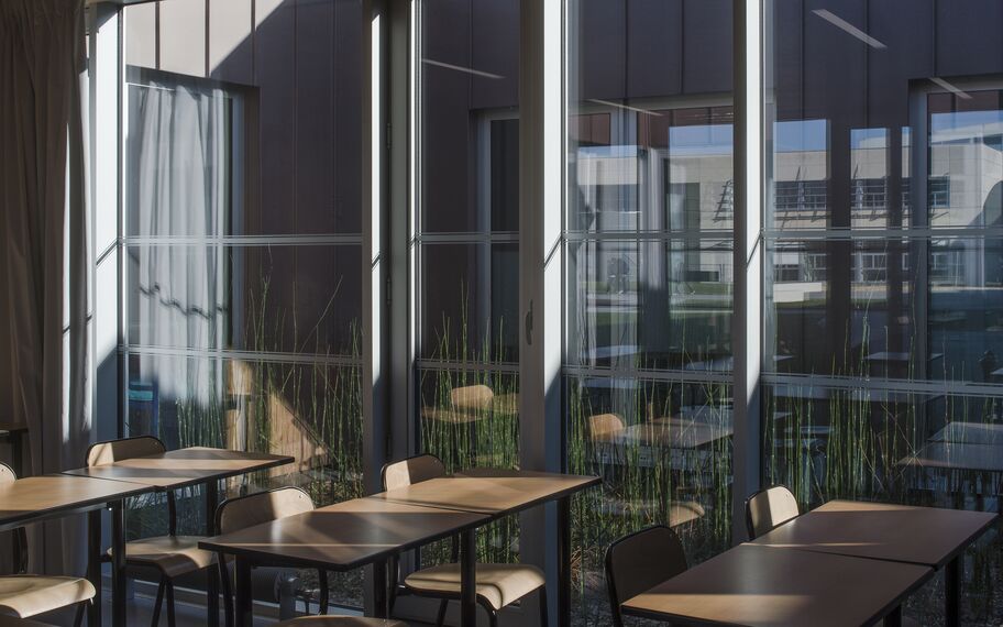 TS 68 Janelas, CW 50 Standard Fachadas, CW 50 Fachadas e CD 68 Portas - School Lycée Brito Bain de Bretagne localizado em Bain-de-Bretagne, França