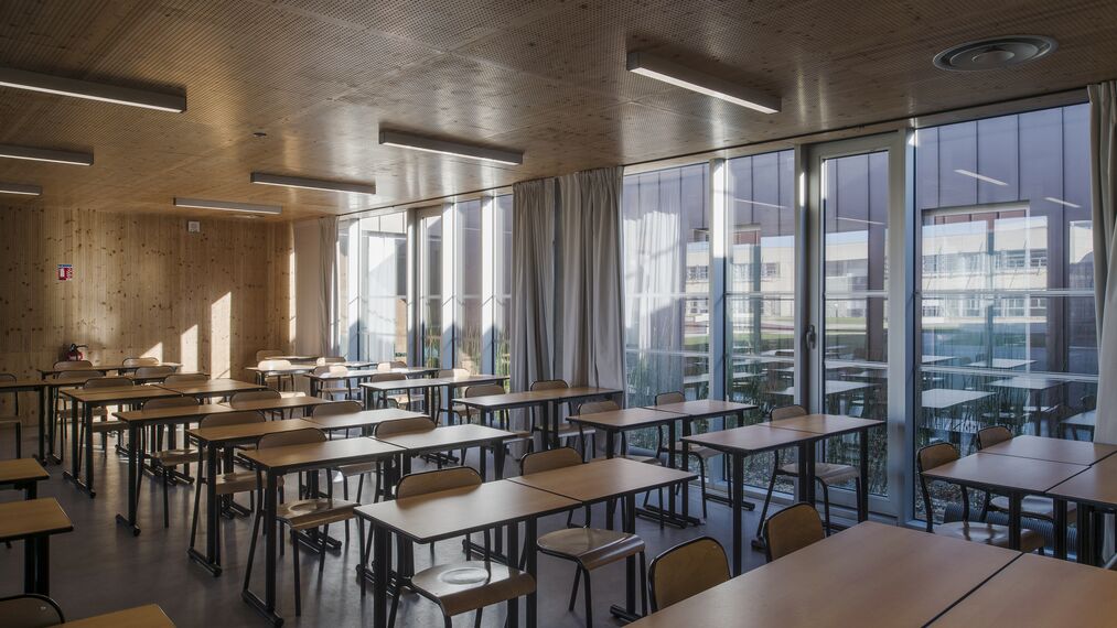 TS 68 Janelas, CW 50 Standard Fachadas, CW 50 Fachadas e CD 68 Portas - School Lycée Brito Bain de Bretagne localizado em Bain-de-Bretagne, França