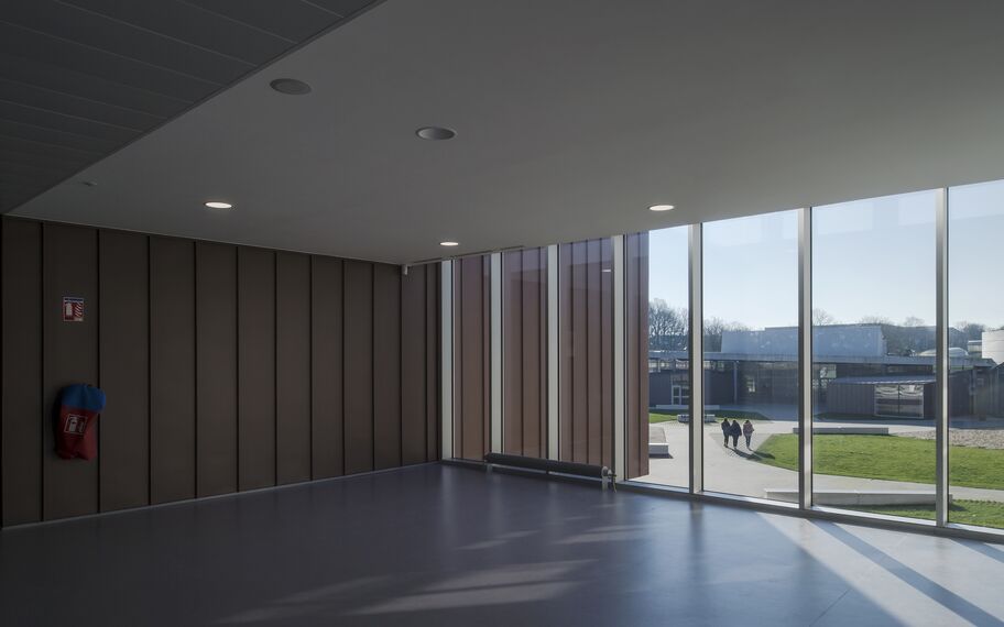 TS 68 Janelas, CW 50 Standard Fachadas, CW 50 Fachadas e CD 68 Portas - School Lycée Brito Bain de Bretagne localizado em Bain-de-Bretagne, França