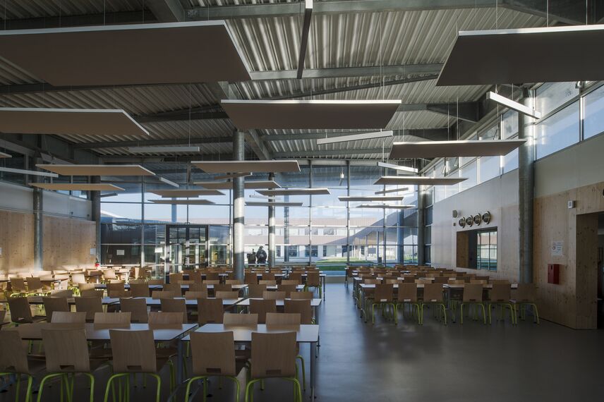 TS 68 Janelas, CW 50 Standard Fachadas, CW 50 Fachadas e CD 68 Portas - School Lycée Brito Bain de Bretagne localizado em Bain-de-Bretagne, França