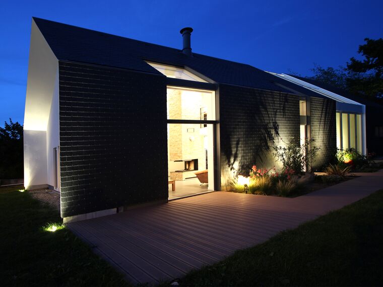 ConceptWall 50 Fachadas, ThermoSystem 68 Janelas, ConceptPatio 68 Correr e Harmónio e ConceptFolding 77 Correr e Harmónio - House Moradia Bioclimática localizado em Crach, França