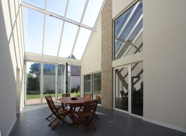 ConceptWall 50 Fachadas, ThermoSystem 68 Janelas, ConceptPatio 68 Correr e Harmónio e ConceptFolding 77 Correr e Harmónio - House Moradia Bioclimática localizado em Crach, França