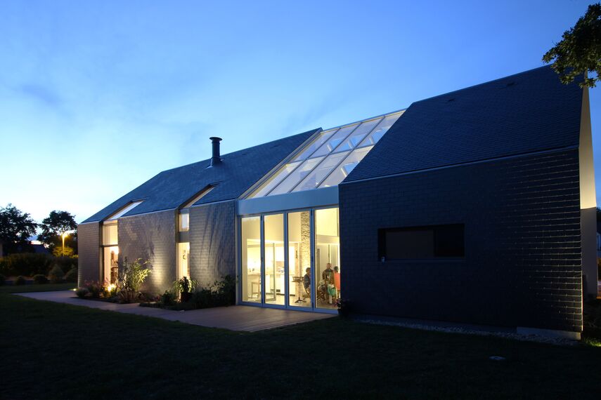 ConceptWall 50 Fachadas, ThermoSystem 68 Janelas, ConceptPatio 68 Correr e Harmónio e ConceptFolding 77 Correr e Harmónio - House Moradia Bioclimática localizado em Crach, França