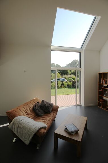 ConceptWall 50 Fachadas, ThermoSystem 68 Janelas, ConceptPatio 68 Correr e Harmónio e ConceptFolding 77 Correr e Harmónio - House Moradia Bioclimática localizado em Crach, França