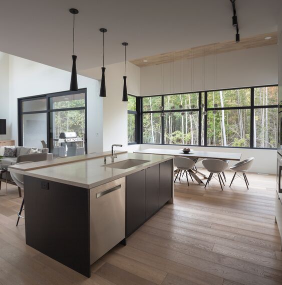 ConceptWall 50 Fachadas e ConceptSystem 77 Janelas - Forest View localizado emCanadá