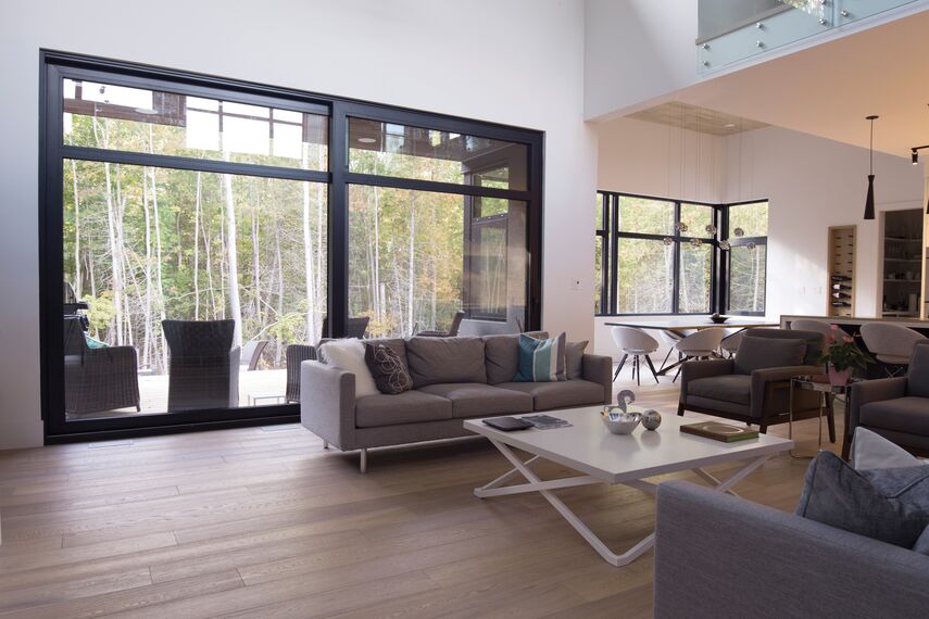 ConceptWall 50 Fachadas e ConceptSystem 77 Janelas - Forest View localizado emCanadá