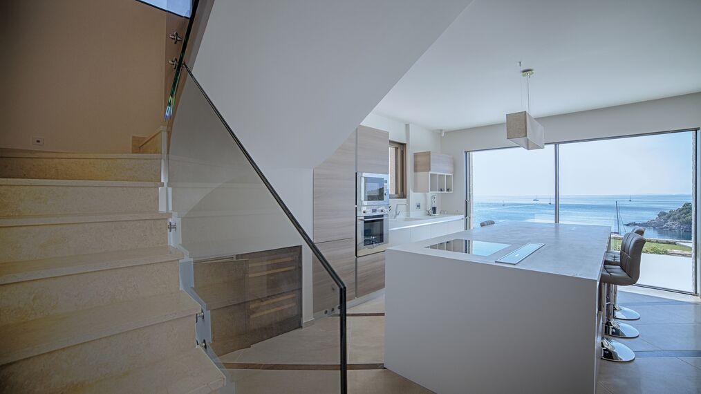 HiFinity Correr e Harmónio e CS 77 Hidden Vent Janelas - Villa Seaside Syvota localizado em Igoumenitsa, Grécia