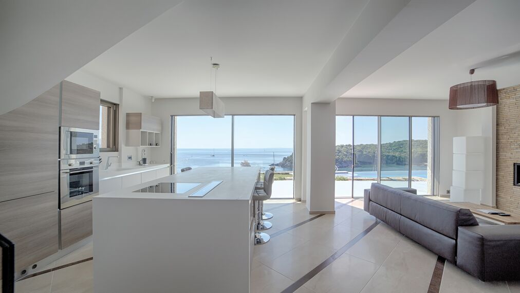 HiFinity Correr e Harmónio e CS 77 Hidden Vent Janelas - Villa Seaside Syvota localizado em Igoumenitsa, Grécia