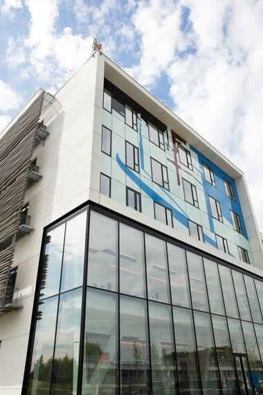 ConceptSystem 77 Janelas, BriseSoleil 100 Sombreamento e CS 77 Fire Proof Janelas - AZ Sint Maarten localizado em Mechelen, België