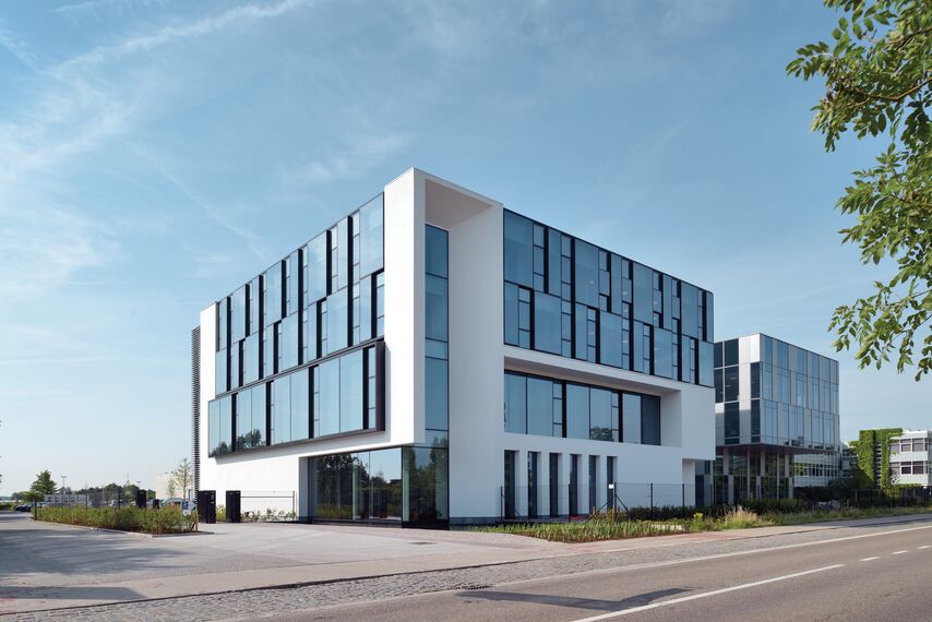 HiFinity Correr e Harmónio, BriseSoleil 100 Sombreamento, MasterLine 8 Janelas, CW 60-SC Fachadas, CW 86 Standard Fachadas e CW 86-EF Fachadas - Office building Reynaers Campus: Experience Centre localizado em Duffel, België