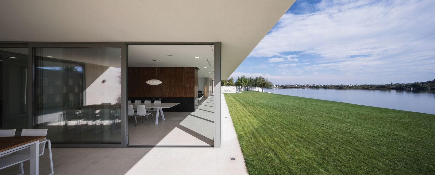 ConceptPatio 130 Correr e Harmónio, ConceptSystem 77 Janelas, ConceptSystem 77 Portas e ConceptWall 50 Fachadas - Villa Buftea localizado em Buftea, Roménia