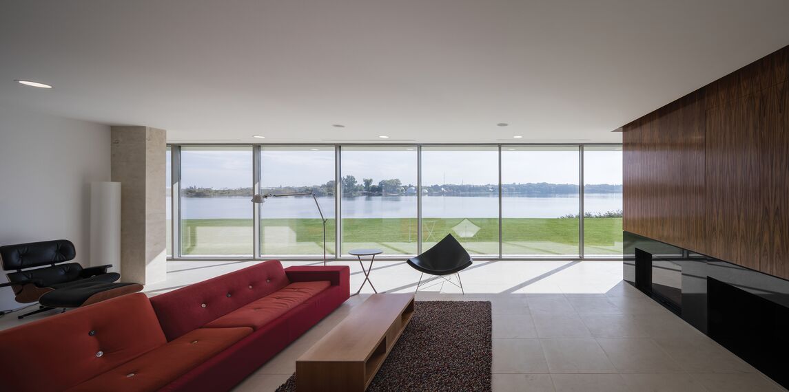 ConceptPatio 130 Correr e Harmónio, ConceptSystem 77 Janelas, ConceptSystem 77 Portas e ConceptWall 50 Fachadas - Villa Buftea localizado em Buftea, Roménia